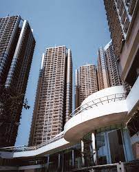 康怡花園（英語： kornhill ），位於香港島 東區 康山，是香港一個大型住宅屋苑，由恒隆有限公司（佔39%）、新世界發展有限公司、凱聯酒店有限公司、怡華置業有限公司、益新置業有限公司、香港淘化大同有限公司、萬邦投資公司及廖創興企業有限公司聯同香港地下鐵路公司（今港鐵公司）合作. é †åˆ©ç´€å¾‹éƒ¨éšŠå®¿èˆ é¦™æ¸¯ 2001 Wong Ouyang