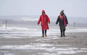 Uk Weather Wintry Showers Hit Parts Of Uk After Scotland Snow Warning Daily Mail Online