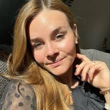 Tara Hennig's Instagram, Twitter & Facebook