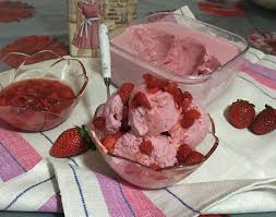 Accompagnata da gelato alla cannella. Gelato Alla Fragola Senza Gelatiera Una Pigra In Cucina