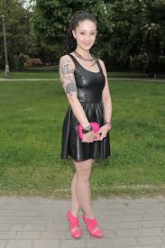 She apparently dies from a drug overdose. Anna Matysiak Zachwyca Uroda W Klanie