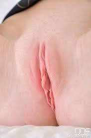 Morena branquinha mostrando sua buceta rosada - Boa Bronha