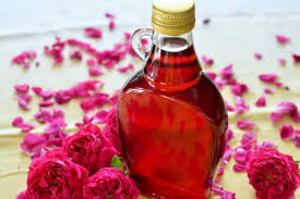 Parfumat si frumos colorat, este o bucurie a zilelor fierbinti de vara.se serveste cu:apa minerala, sifon sau doar cu apa plata rece. Sirop De Trandafiri Anul 1984