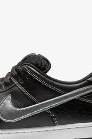 This dunk low was part of the team manager series, which was yet another spin on the original colors by concept. Nike Sb Low Pro Diamond Black Tropical Twist Chrome Release Date Nike Snkrs