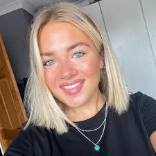 Abbie Crowe's Instagram, Twitter & Facebook