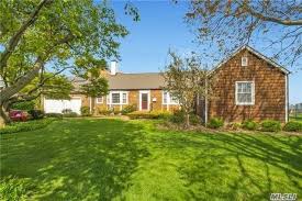 125 Awixa Ave Bay Shore Ny 11706 Bayshore House Styles Building A House