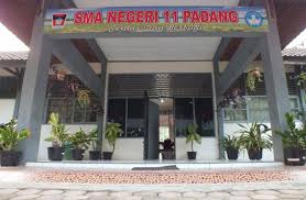 Anak sma nakal sambil ngerjain tugas sekolah di sogok dari belakang. Sma Negeri 11 Padang Cerdas Dan Berbudi