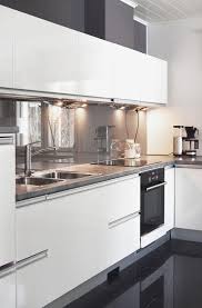 Cocina blanca con madera de roble. Decoracion De Interiores En Blanco Cocinas Decoracion De Cocina Decoracion De Cocina Moderna Diseno De Cocina