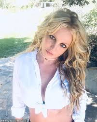 On tuesday, the toxic singer, 39, shared to the social media platform a gallery of photos of herself boogying down in a neon. Freedomroo Britney Spears Flashes Her Toned Midriff In Her Latest Ethereal Instagram Self Portrait Australiannewsreview