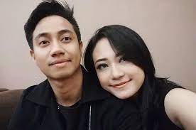 Saat itu garasi terdiri dari fedi nuril sebagai gitaris, ayu ratna sebagai vokalis sekaligus gitaris dan aries budiman sebagai drumer. Ingat Ayu Ratna Eks Garasi Band Ini 10 Potret Terbarunya Bareng Suami