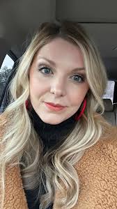 It's Makeover Monday and this is one of my faves to share!! How great is  her coverage with Seint••• -Walnut Contour for Redness & Eczema Correction  -Sunlit for under eye correction -Amber