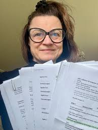 Här är veckans uppdrag, först i pappersformat och sen omsatt i praktiken.  ✓Inläsning av repliker. Jag är agenten Agata Fox i sommarföljetongen som  kommer att sändas i Svergies radio. En ljuvlig berättelse