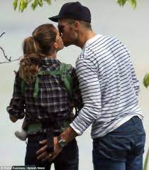 See more ideas about tom brady, toms, new england patriots logo. 180 Family Gisele Bundchen Tom Brady Ideen Gisele Bundchen Tom Brady Giselle Bundchen