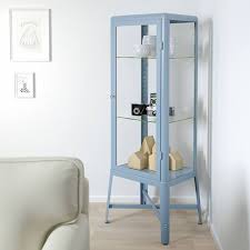 Fabrikor Die Elegante Und Robuste Vitrine Von Ikea Einrichtungs Ideen Glasschrankturen Ikea Hausmobel