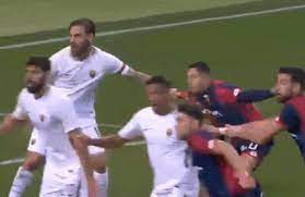 E' questa, apprende l'ansa, la sentenza del giudice sportivo. Gif Daniele De Rossi Got Sent Off For Punching Lapadula Witty Futty