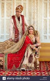 Weitere ideen zu indische braut, indisch, indische outfits. Indische Braut Und Brautigam In Traditionellen Brautkleid Stockfotografie Alamy