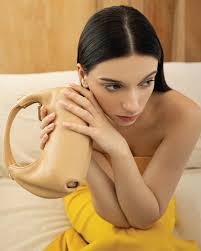 Compact, classy, and totally you. #ROUNN Jennie Small hadir dengan desain  elegan dan ukuran pas buat daily looks yang chic & effortless! Kamu pilih  warna Champagne atau Black Asphalt? ☕✨ Komen di