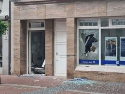 Weitere informationen zu deutsche bank. Explosion In Peine Tater Weiter Auf Der Flucht Regionalheute De
