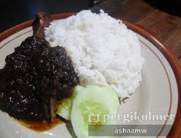 Nasi bebek khas madura ini dijual di warung kecil sederhana bercat hijau. Catatan Kuliner Asharee Widodo
