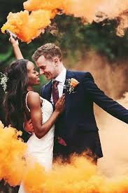 Voir plus d'idées sur le thème fumigene, photographie, fumée colorée. Mettez De La Couleur A Votre Mariage Des Photos Fumigenees La Mariee Enjouee