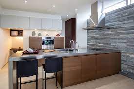 木とステンレスをシンプルに組み合わせたモダンなキッチンが壁の自然石でさらに引き立ちます 苦楽園の家 マニエラ建築設計事務所 オシャレなタイルをセール中 tilelife co jp のurlをクリックしてご覧ください キッチン kitchen モダンテイスト タイルライ