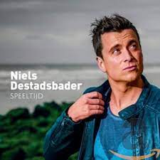 Met nooit alleen zingt niels destadsbader zijn nieuwste hit uit 2020. Niels Destadsbader Speeltijd Niels Destadsbader Amazon De Musik