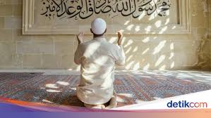 Sholat merupakan tiang agama dan hukum melaksanakannya adalah wajib. Bacaan Tahiyat Akhir Yang Lengkap Beserta Artinya