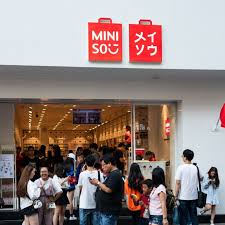 Miniso es una marca japonesa que ha revolucionado el fast fashion, poniendo a tu alcance más de 5000 productos de alta calidad a precios accesibles. Miniso Far Mumuso Good How China S Cultural Copycats Took Over The World South China Morning Post