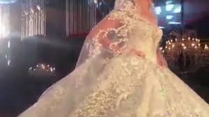 إذا رأيت إنك ارتديتي فستان عرس في المنام، فهذا يرمزإلىأن هناك علاقة شخصية في حياتك تحاول تقييمها ومعرفةإلى أي اتجاه تتجه أي. ØªÙƒÙ„Ù 5 Ù…Ù„Ø§ÙŠÙŠÙ† Ø¯ÙˆÙ„Ø§Ø± ÙØ³ØªØ§Ù† Ø²ÙØ§Ù ÙŠØ³Ø±Ø§ Ø§Ù„Ù„ÙˆØ²Ù‰ ÙŠØ³ØªÙØ² Ø§Ù„Ù…ØµØ±ÙŠÙŠÙ† Youtube