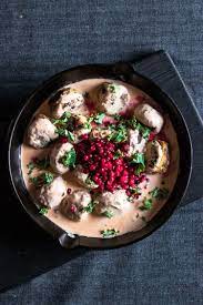 Vegane Und Glutenfreie Kottbullar Mit Klassischen Beilagen Schwedische Gemuseballchen Gronsaksbullar Rezept Lebensmittel Essen Gemuseballchen Essen Und Trinken