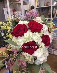La rosa da secoli è il simbolo di amore, devozione, ammirazione. Bouquet Elegante Di Rose Rosse E Ortensie Con Contorno Di Spunti Di Colore Fiori A Montopoli In Val D Arno Fiorista A Montopoli Per Invio E Consegna A Domicilio Di Fiori E