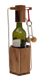 Wer es schon einmal probiert hat weiß, dass es ziemlich schwierig ist, eine flasche schön in papier zu verpacken. Flaschentresor Edler Tresor Aus Holz Fur Weinflaschen Denk Und Knobelspiel