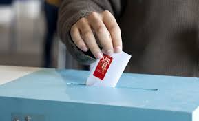La palabra democracia viene del griego demos (pueblo) y kratos (poder o gobierno). Xp9nhcghdh5oym