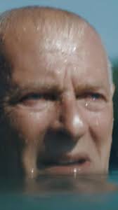 Colegul lui Alex Mazilu, un reporter celebru, moare făcându-și datoria. Cu  câteva zile înainte de Crăciun, Alex face un material despre viața  acestuia, cu ajutorul fiicei rămase acum fără tată Vezi ,,Breaking