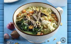 Mie cakalang disajikan dengan kuah bening dengan sedikit merica yang memberikan nuansa rasa sedikit pedas di lidah. Resep Mie Kuah Cakalang