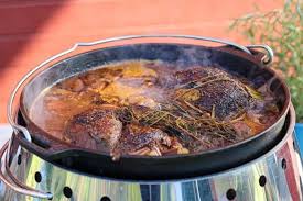 Lammkeule Aus Dem Dutch Oven Saftiges Lamm Aus Dem Petromax Feuertopf Ft9 Ein Klassisches Schmorgericht Dass Nicht N Lammkeule Leckeres Essen Richtig Lecker
