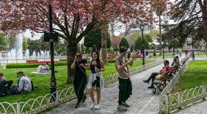 Planda sosyal hayattan ekonomiye, spordan eğitime, turizmden adli işlere, eğlenceden ibadetlere kadar tüm normalleşme süreci gün gün. Kulis Tam Kapanma Sonrasi Normallesme Plani Uc Asamali Olacak