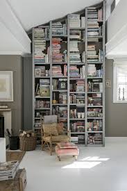 Passer Du Blanc Au Gris A Lisbonne Planete Deco A Homes World Bibliotheque A Domicile Etagere Livres Deco Bibliotheque