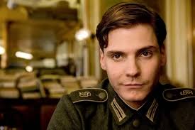 10 Film Terbaik dari Aktor Spanyol-Jerman Daniel Brühl