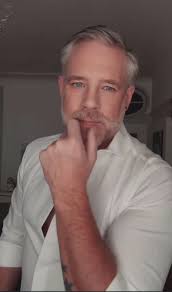 Fresh start into Sunday * Have a nice day and stay safe 🫶🏼 #sunday #fresh  #shave #whiteshirt #michaelwalter #schweiz #december