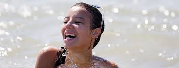 Mais à leur arrivée sur l'île où ils doivent passer leur séjour, ils découvrent que les plages qui les entourent sont exclusivement naturistes. Mes Premiers Pas Camping Naturistes Tohapi