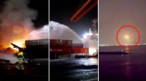 It has a maximum depth of 10 feet. Dubai Containerschiff Steht Nach Explosion In Flammen Video Stern De
