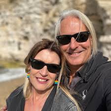 Hello, I'm new to the Acoustasonic family and experiencing some trouble  with my American Tele holding a charge (only plays when It's plugged into  the usb adapter). I left it