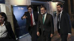 La moción de censura está prevista en el artículo 113 de la carta magna y permite al parlamento la mesa del congreso comprobaría que la moción de censura reúne los requisitos señalados en el artículo anterior y la admitiría a trámite. Directo Mocion Censura Rajoy Pasa Siete Horas En Un Restaurante Cerca Del Congreso