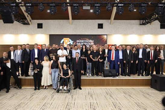 GGC'nin 40. Yılında Mutlu Kaya'ya Özel Ödül Güneydoğu Gazeteciler  Cemiyeti'nin (GGC) bu yıl 40'ıncısını düzenlediği “Geleneksel Yılın  Başarılı Gazetecileri Ödül Töreni” yoğun katılımla gerçekleştirildi.  Diyarbakır'da düzenlenen geceye kent protokolünün ...