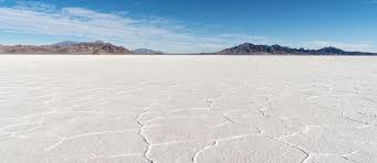 The bonneville salt flats are a 30,000 acre expanse of hard, white salt crust on the western edge of the great salt lake basin in utah. Bonneville Salt Flats In Utah Reisebericht Ausflugs Tipp Breuers Usa Reiseblog