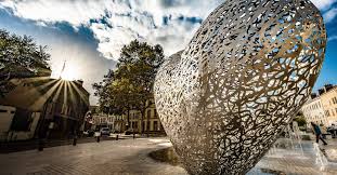 Each player manages their segment of the population (represented by a horde of dice) and their hand of cards, which represent the three primary domains of the city: Ein Riesengrosses Herz De Troyes La Champagne Tourisme