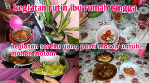 Menu makan malam sehat anti bikin gemuk yang terakhir adalah tahu yang dimasak dengan cara dikukus. Kegiatan Ibu Rumah Tangga Di Rumah Papan Sederhana Masak Menu Makan Malam Youtube