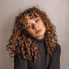 Caschetto super riccio con riga laterale e ciuffo portato all'indietro, tra i migliori tagli e acconciature per donne mature. Frangia Capelli Ricci Come Sceglierla E Come Gestirla Trucchi Tv