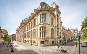Accesul de noi vizitatori va fi permis gradual și progresiv, pe măsură ce persoanele care au vizitat expozițiile au părăsit muzeul; Muzeul National De Istorie A Romaniei Bucurestiul Meu Drag